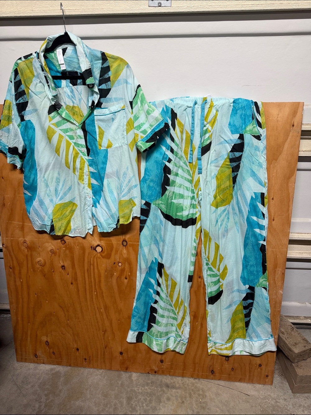 stars above Aqua & Lime Tropical Leaf Short-Sleeve Pajama Set